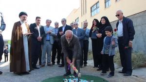 آیین کلنگ‌زنی مدرسه استثنایی ۶ کلاسه زنده‌یاد بانو جواهر نیکبخت در کاشان برگزار شد